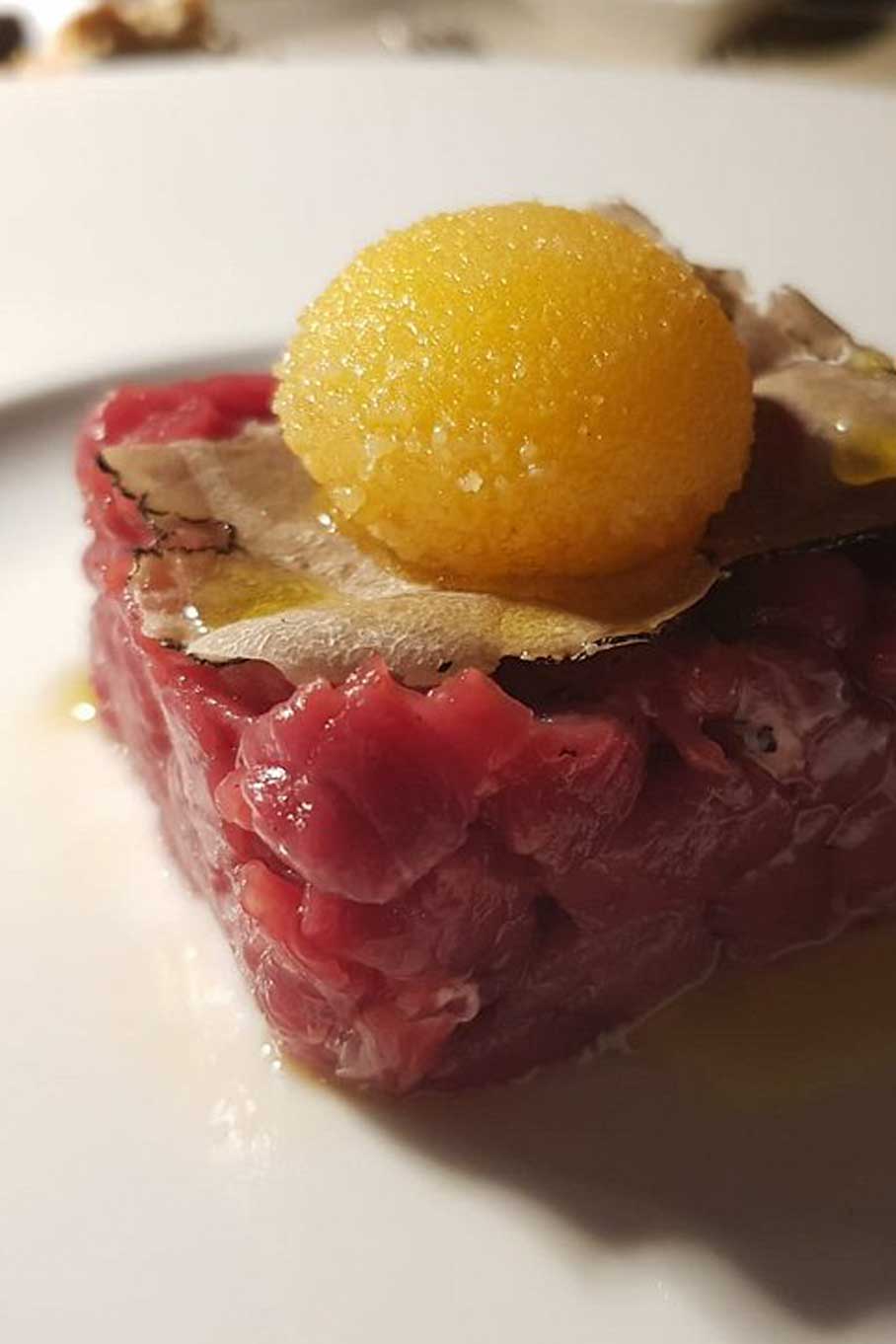 Battuta di Chianina con tuorlo croccante e tartufo nero - Tipico Osteria Montone