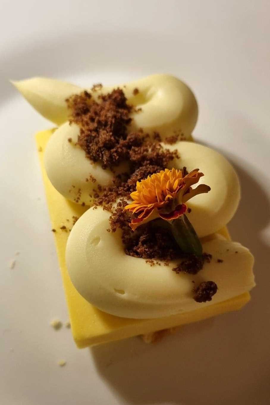 Mousse al frutto della passione con cremoso all’olio e crumble di nocciola - Tipico Osteria Montone