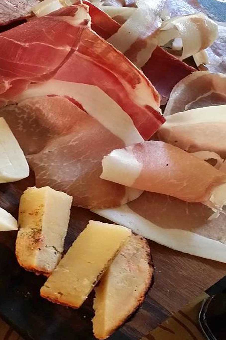 Salumi e formaggi umbri e torta al testo con grani antichi - Tipico Osteria Montone