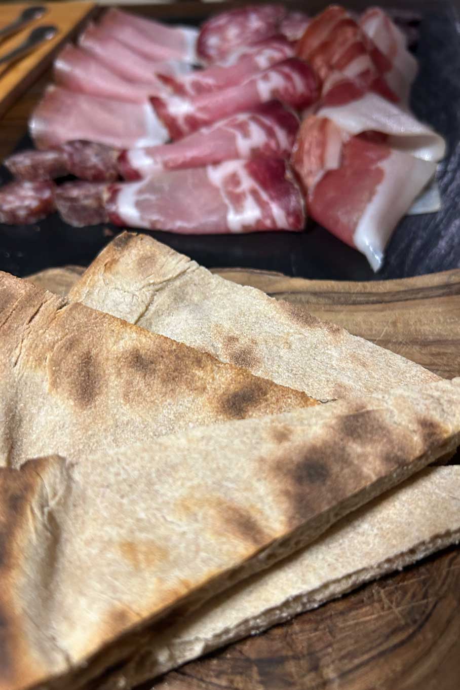 Tagliere di salumi montonesi con torta al testo - Osteria Tipico Montone