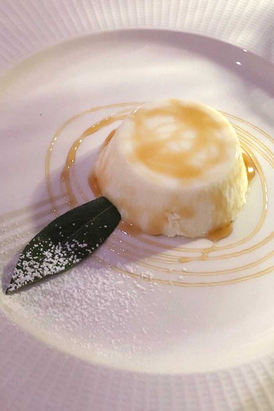 Panna cotta all’alloro con riduzione di Vin Santo menu Tipico Osteria Montone