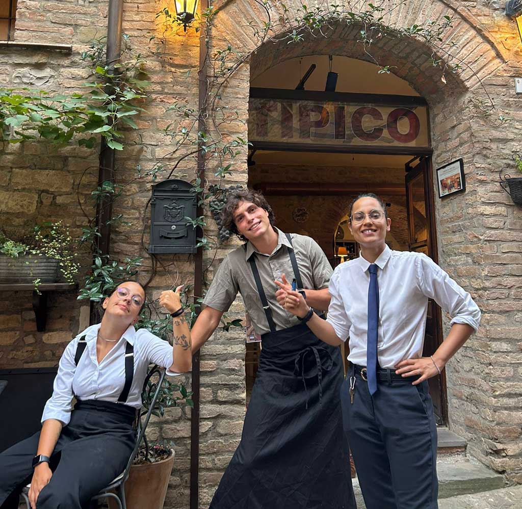 Lo staff dell'Osteria tipico in pausa fuori dal locale