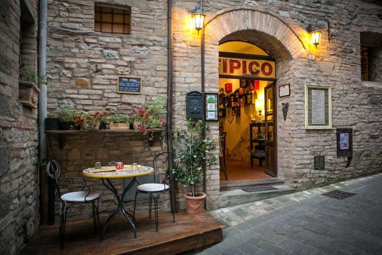 Ingresso del Tipico Osteria vicino a Piazza Fortebraccio a Montone, Perugia, Umbria Italia