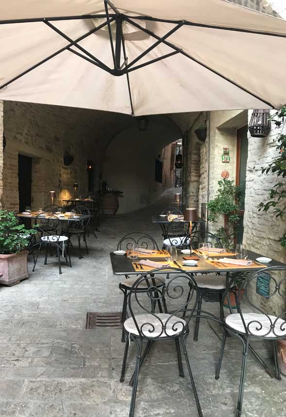 Tavoli all'aperto nel Vicolo Tipico dell'Osteria di Montone in Umbria Italia