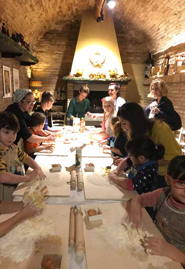 Laboratorio di cucina per bambini all'Osteria Tipico Montone in Umbria