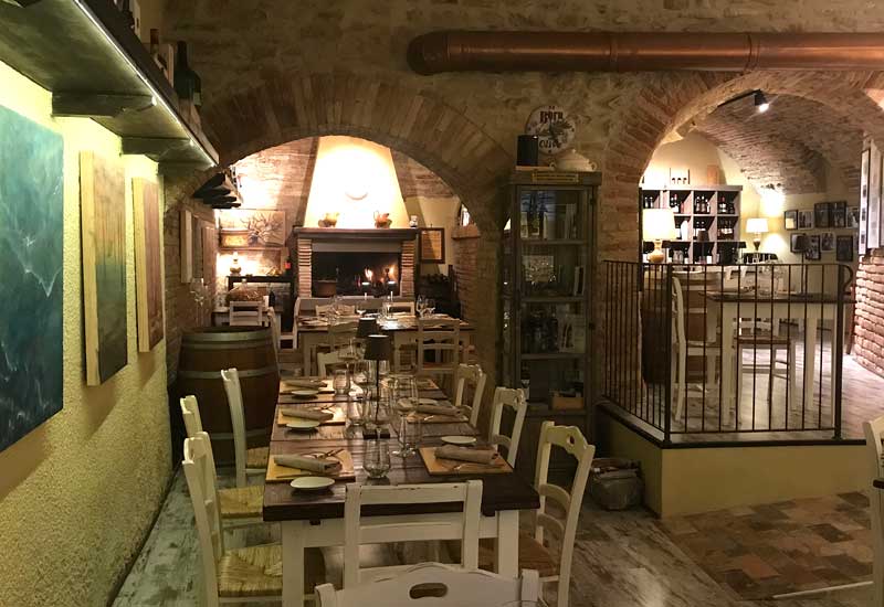 Tipico Osteria contemporanea tradizione e modernità a Montone, Umbria, Italia