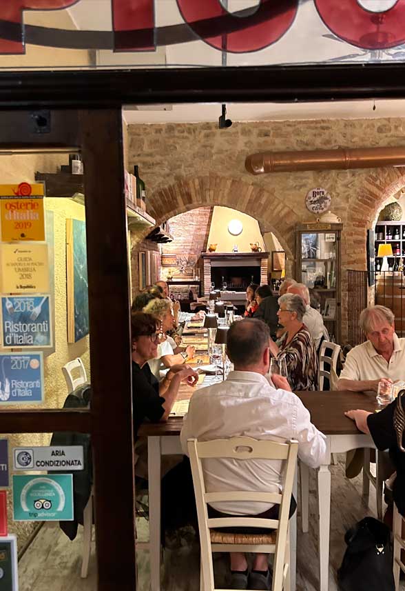 Ospiti al ristorante di Montone Tipico Osteria contemporanea in Umbria