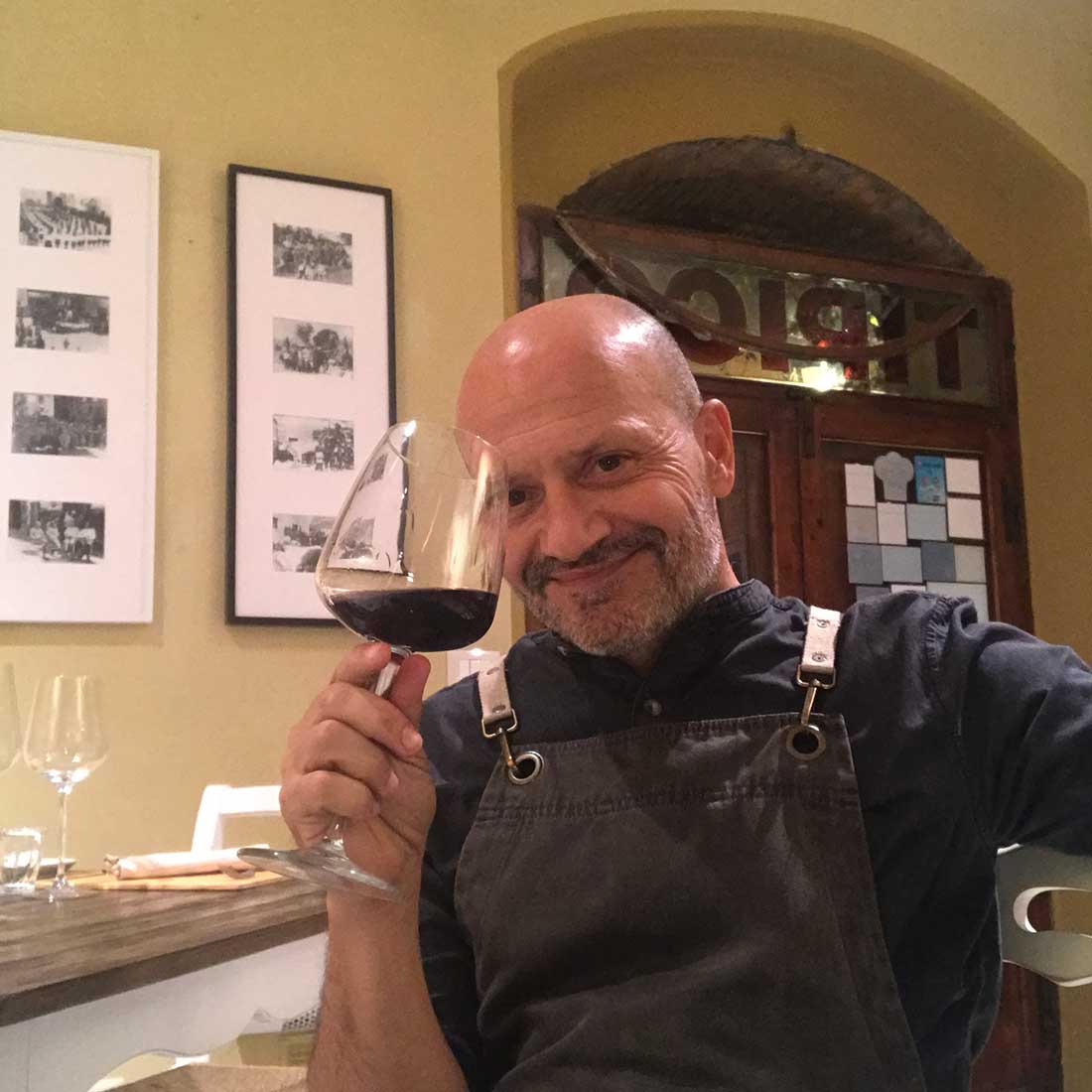 Paolo Morbidoni oste di Tipico osteria contemporanea a Montone in Umbria, Italia