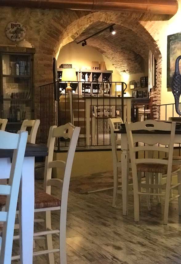 Tavoli riservati sul balconcino Tipico dell'Osteria di Montone in Umbria 