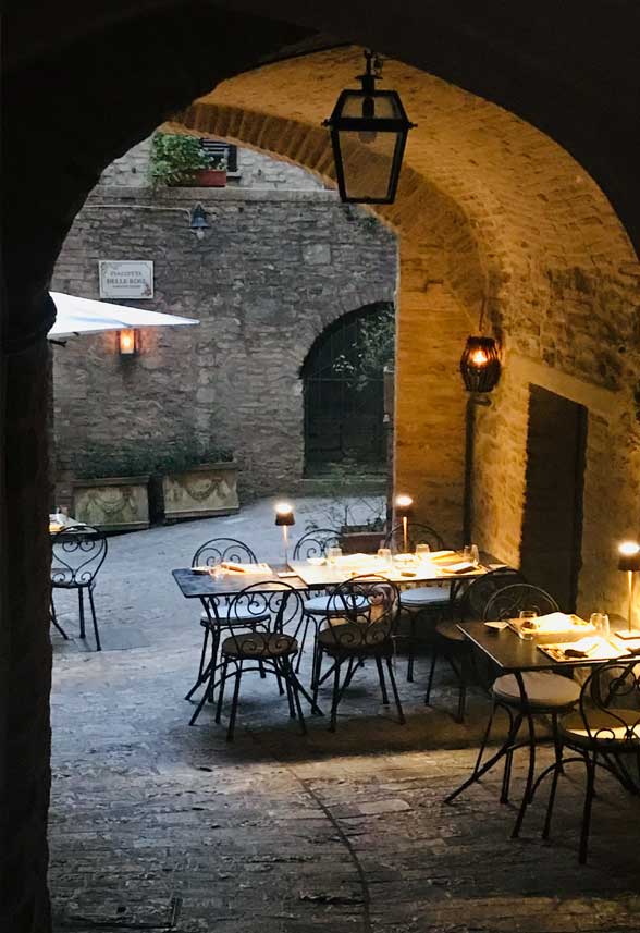 Tavoli all'aperto del Tipico Osteria dei Sensi nel Vicolo Tipico di Montone